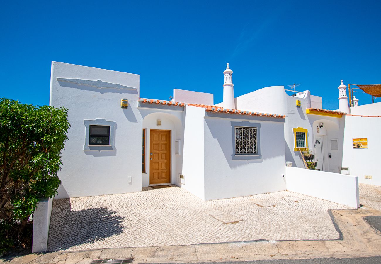 Casa geminada em Carvoeiro - 91A Casa Mel: Stylish 3-Bed Townhouse with Pool