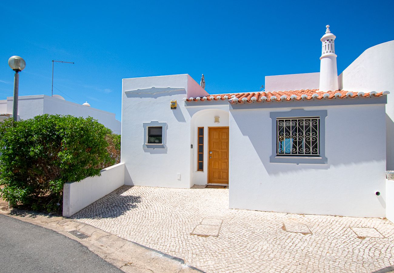 Casa geminada em Carvoeiro - 91A Casa Mel: Stylish 3-Bed Townhouse with Pool