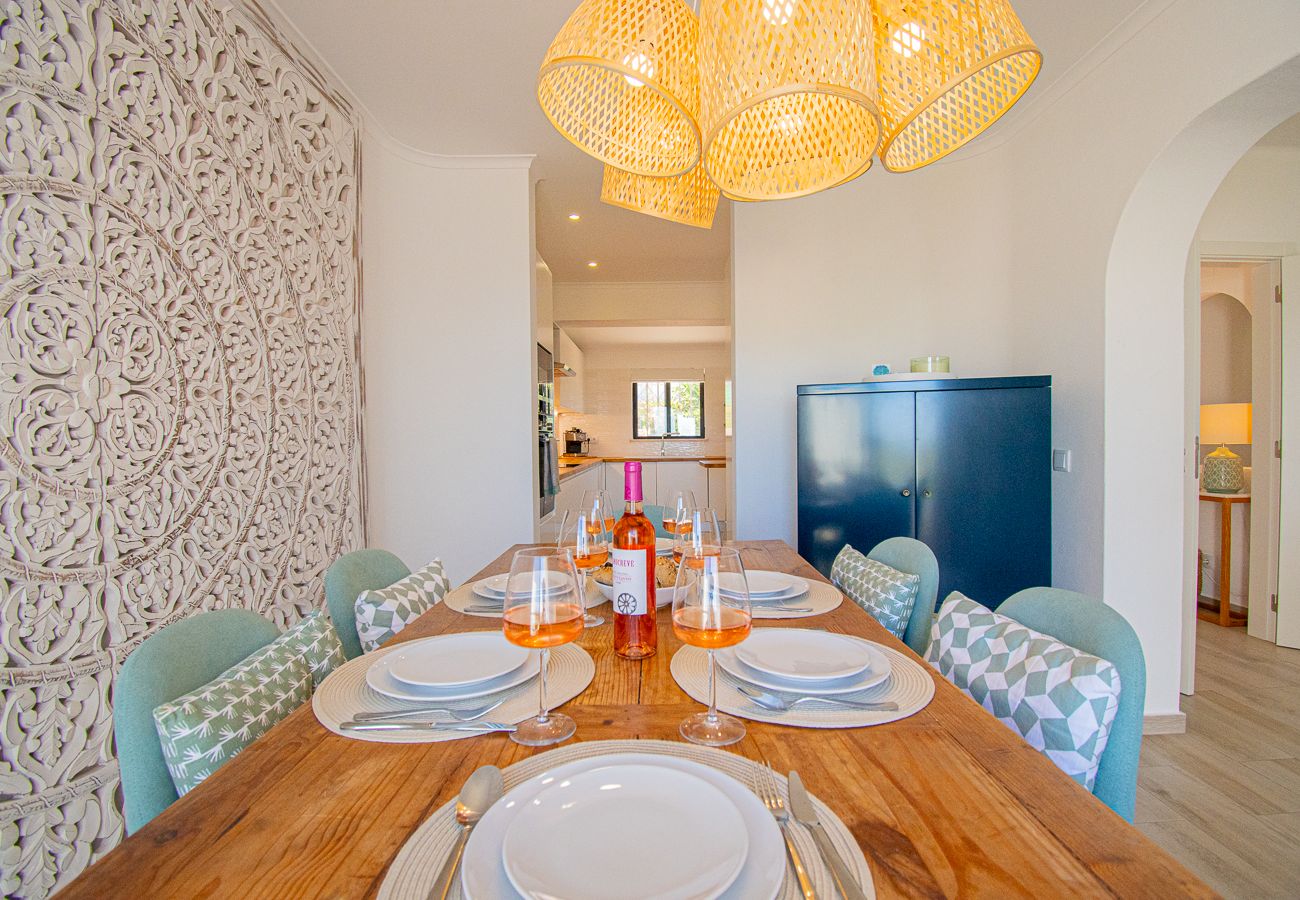 Casa geminada em Carvoeiro - 91A Casa Mel: Stylish 3-Bed Townhouse with Pool