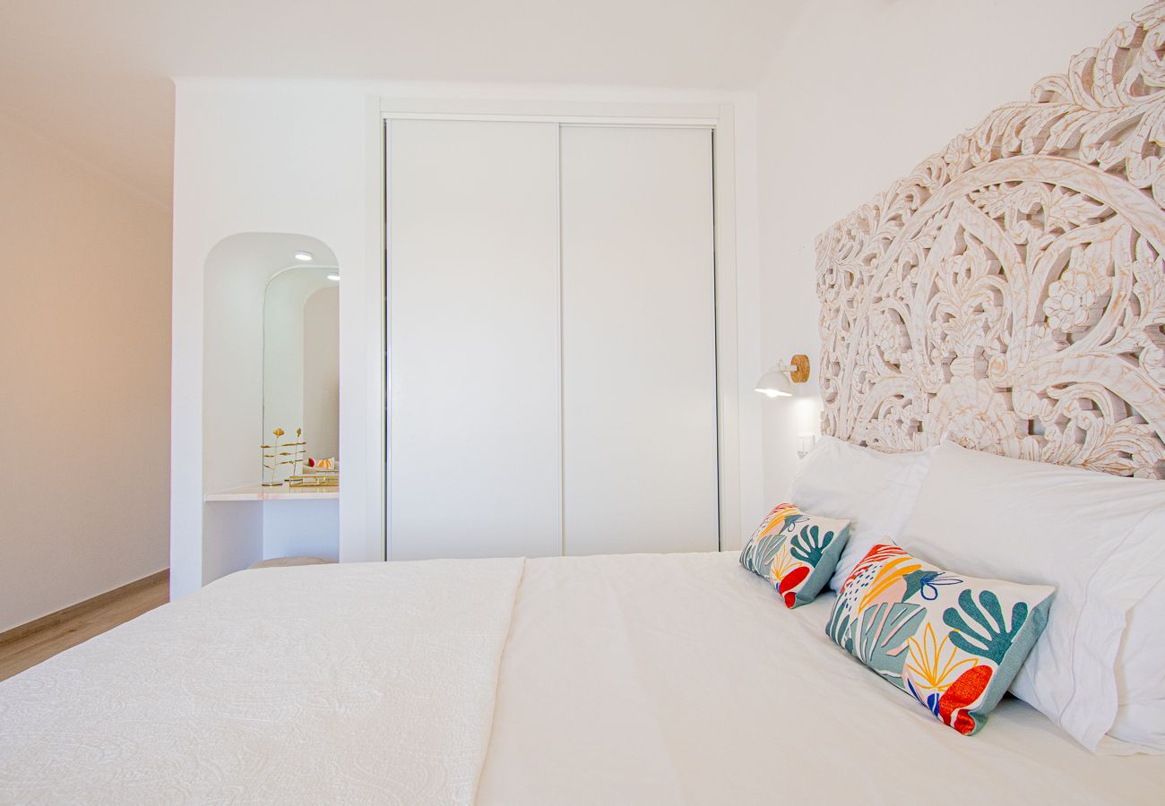 Casa geminada em Carvoeiro - 91A Casa Mel: Stylish 3-Bed Townhouse with Pool