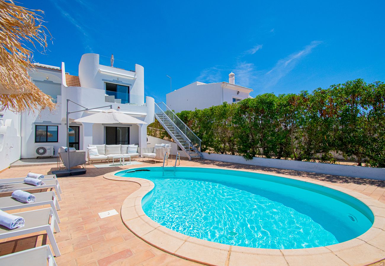 Casa geminada em Carvoeiro - 91A Casa Mel: Stylish 3-Bed Townhouse with Pool